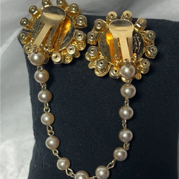 Elegant Gold Color Floral Pearl Chain Brooch
Clip for sweater, shawl or cape - Picture 8 of 9